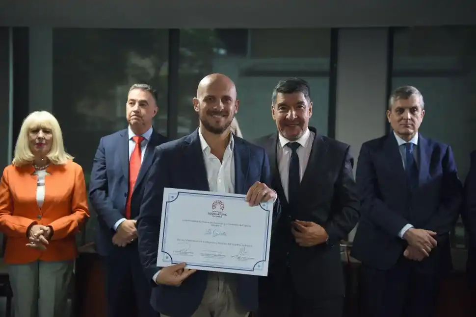 EN LA LEGISLATURA: El Secretario de Redacción de LA GACETA, José Názaro, recibió el reconocimiento