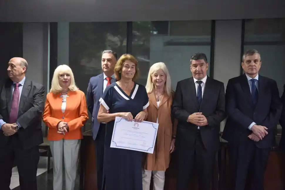 Flavia Allende, viuda del historiador Carlos Páez de la Torre (h), con la distinción.