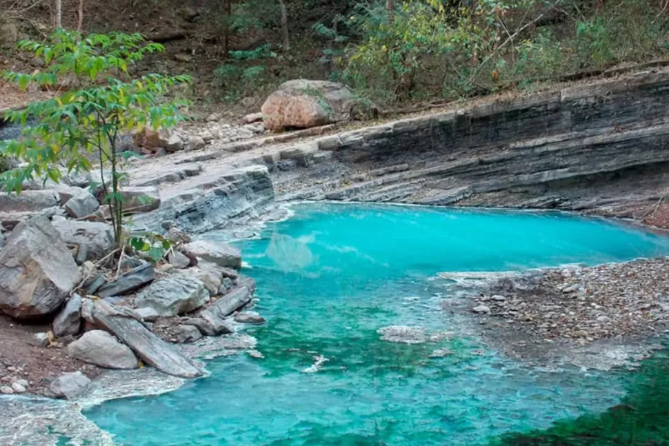 El oasis natural oculto en el Norte argentino, de aguas cristalinas turquesa