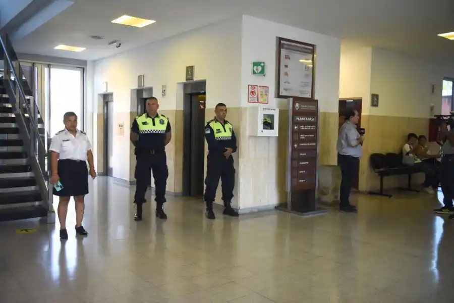 CONTROL. Policías garantizaron que solo las partes presenciasen la audiencia. 