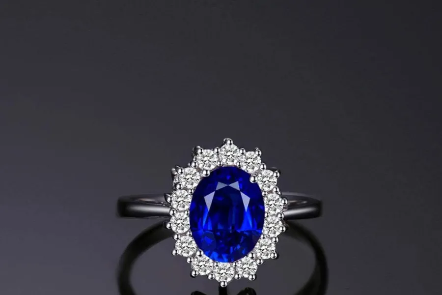 El anillo de zafiro azul de Lady Di que ahora tiene Kate Middleton