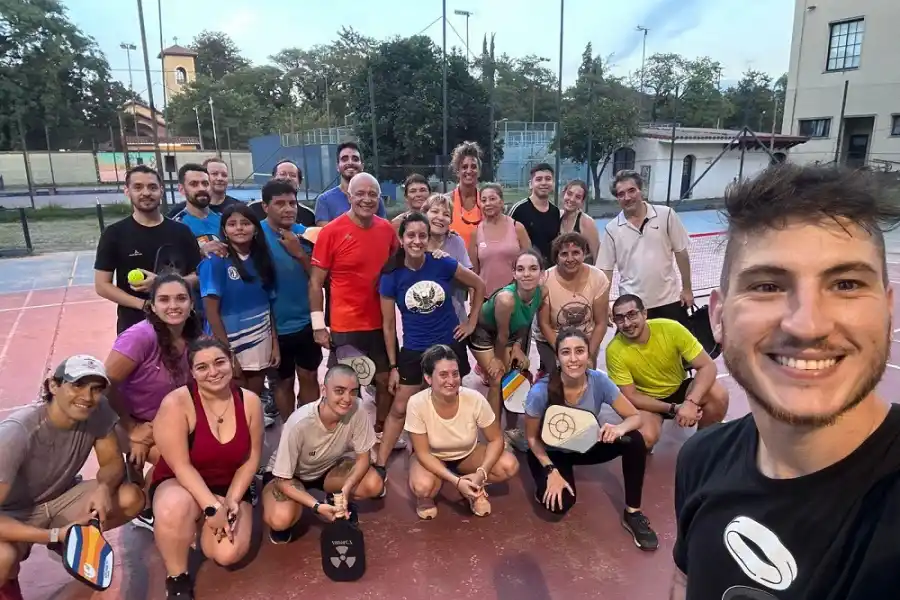 BASE. La cantidad de practicantes de pickleball en Tucumán crece semana a semana.