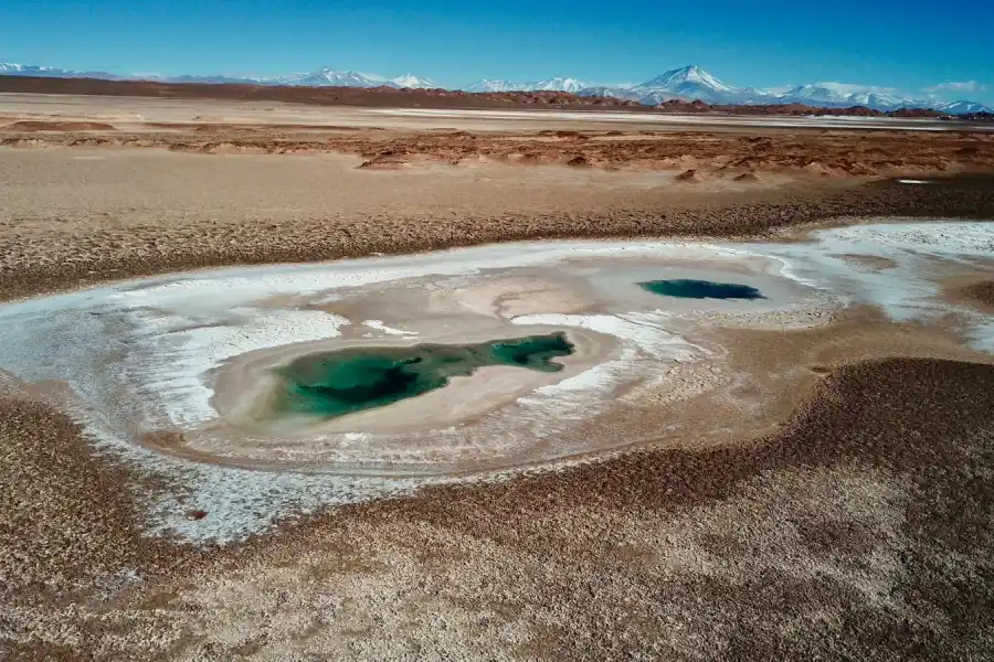 FOTO PREVIA A LA OBRA. El imponente paisaje de la Puna rodea a los grandes lagunas turquesas.