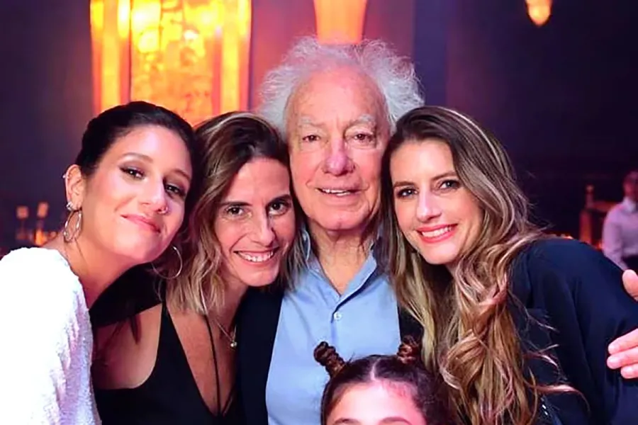 Guillermo Coppola junto a sus cuatro hijas