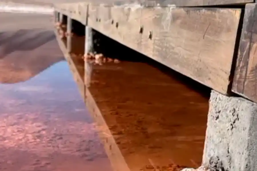 Según los especialistas, es probable que los pesados pilotes sean la causa de brotes de agua arcillosa.