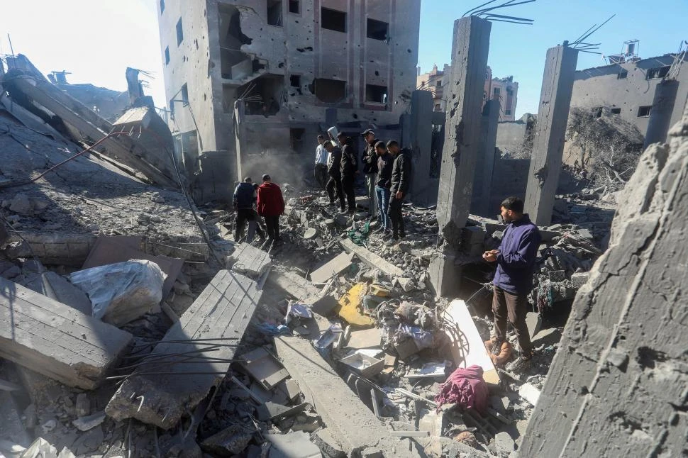 BOMBARDEO. Sólo escombros quedaron en el campo de refugiados de Nuseirat, ubicado en la zona central de la golpeada Franja de Gaza.  