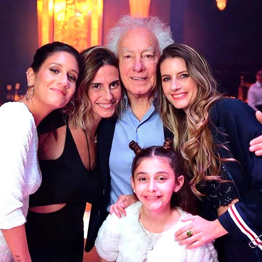 Guillermo Coppola junto a sus cuatro hijas