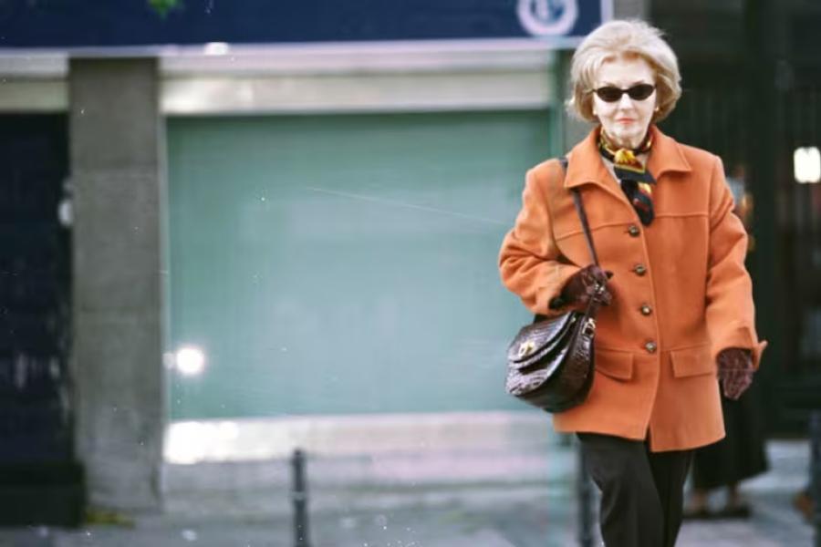 Isabel Perón, paseando por Madrid, a finales del año 2000.
