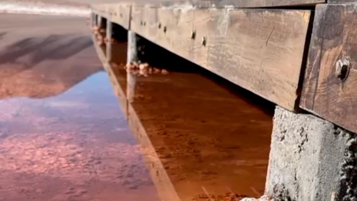 Según los especialistas, es probable que los pesados pilotes sean la causa de brotes de agua arcillosa.
