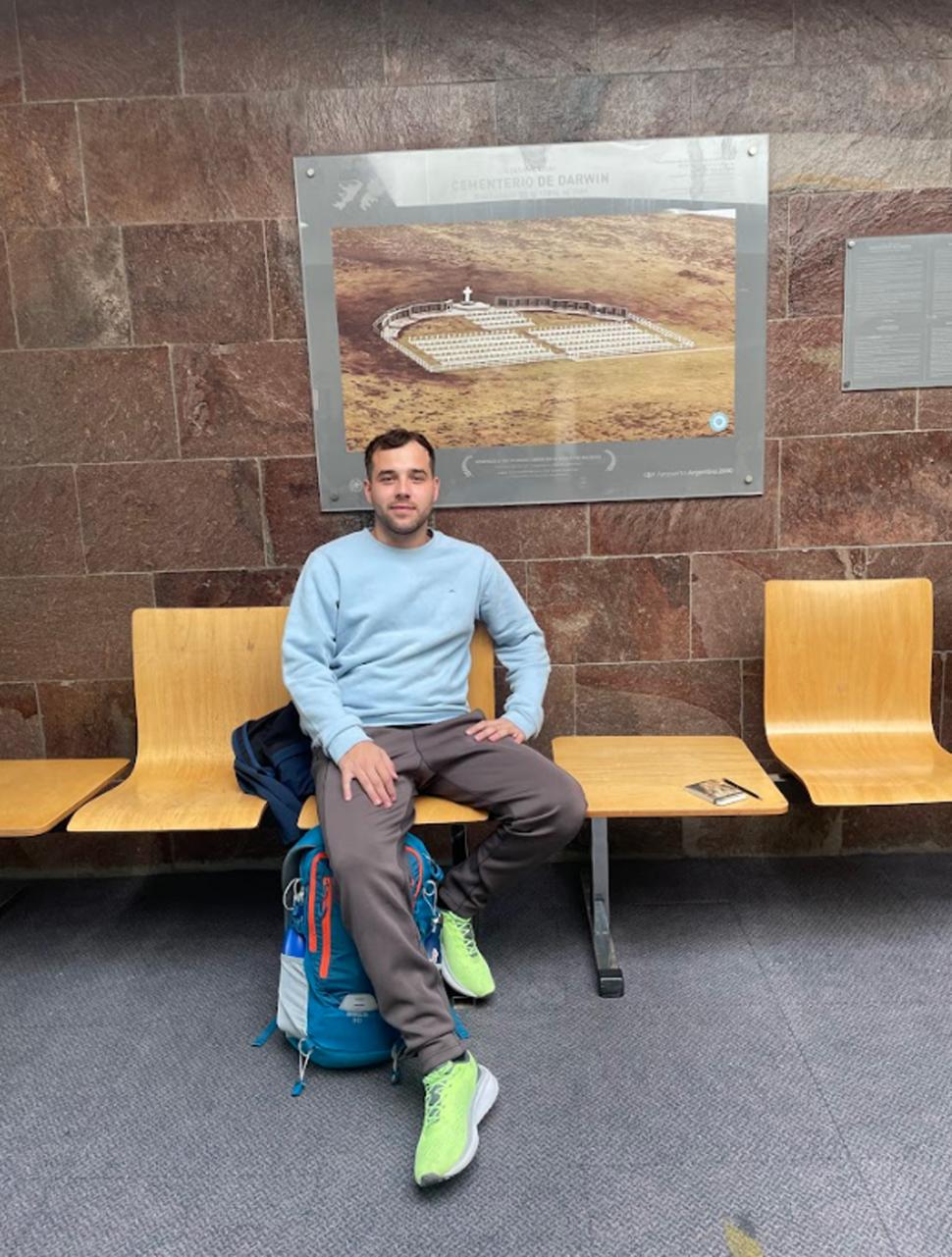 EN RÍO GALLEGOS. Tomás Calinski en la sala de embarque del aeropuerto de la ciudad del sur. GENTILEZA /  TOMÁS CALINSKI