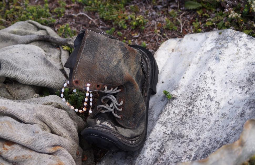 HALLAZGO. Una bota militar encontrada en un campo de batalla.