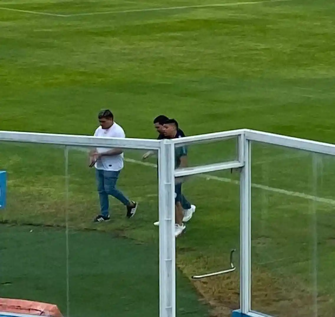 RECORRIENDO EL CAMPO DE JUEGO. El representante del Centro Cristiano “Volver a Dios” asistió, junto a su “hijo espiritual” Rodrigo, antes del duelo con la “lepra”. 