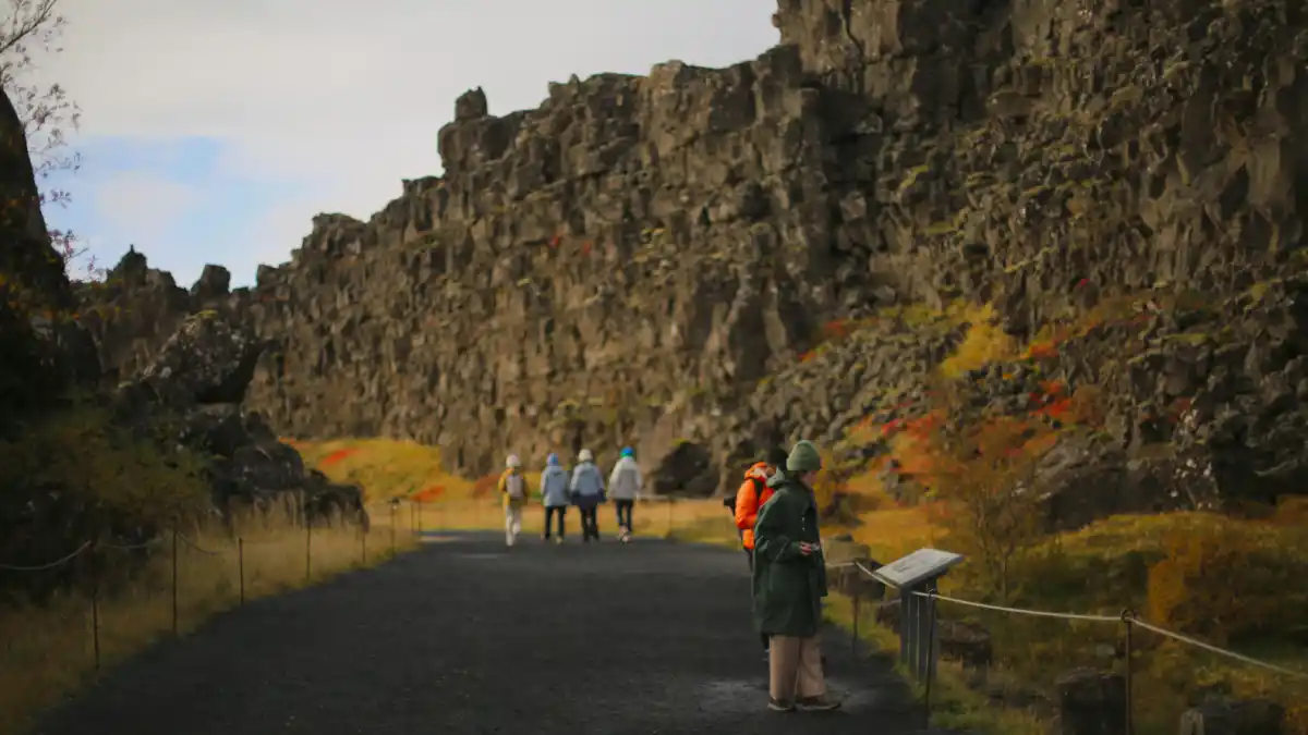 Los imponentes muros basálticos de Thingvellir, donde los vikingos islandeses crearon el primer parlamento europeo.