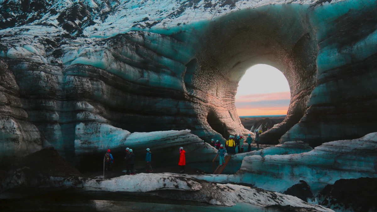 Impresionante cueva de hielo sobre el volcán Katla.