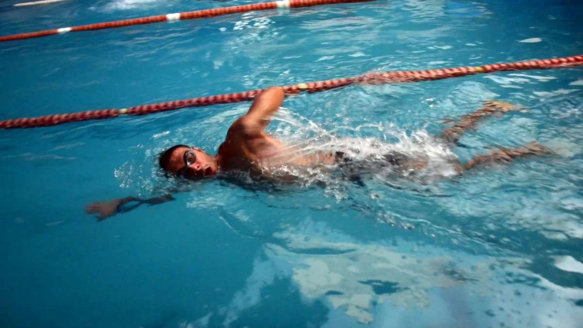UN DEPORTE QUE APRENDIÓ A AMAR. Luego de perder la visión, Yapur comenzó a practicar natación y se terminó enamorando. 