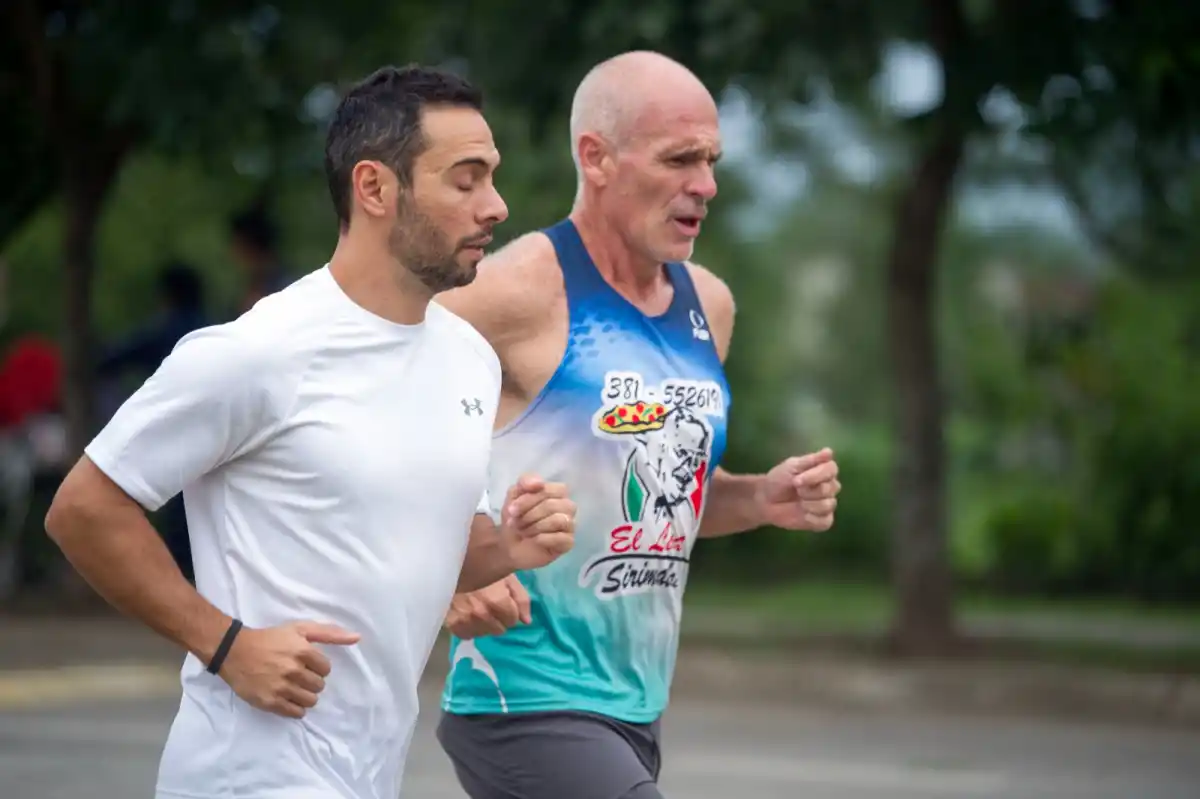 ENTRENAMIENTO. Yapur (derecha) salió a correr para preparse para la travesía en El Cadillal. 