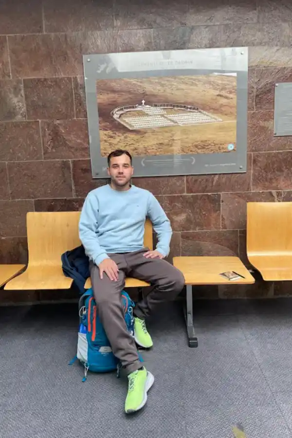 EN RÍO GALLEGOS. Tomás Calinski en la sala de embarque del aeropuerto de la ciudad del sur. GENTILEZA /  TOMÁS CALINSKI