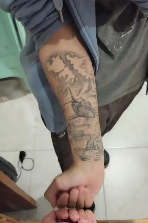 EL CAZABOMBARDERO. Tiene tatuado el avión A4AR Fighting Hawk.