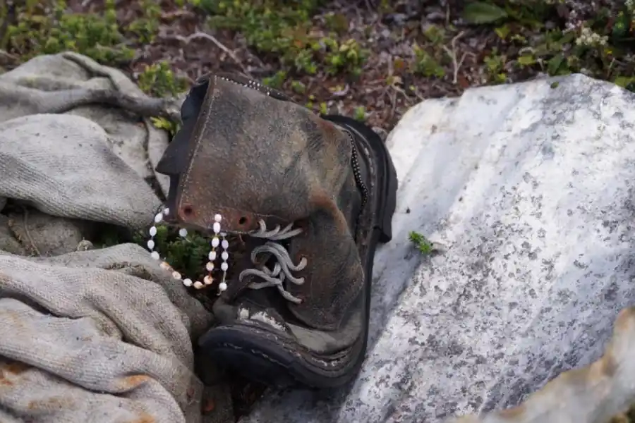 HALLAZGO. Una bota militar encontrada en un campo de batalla.