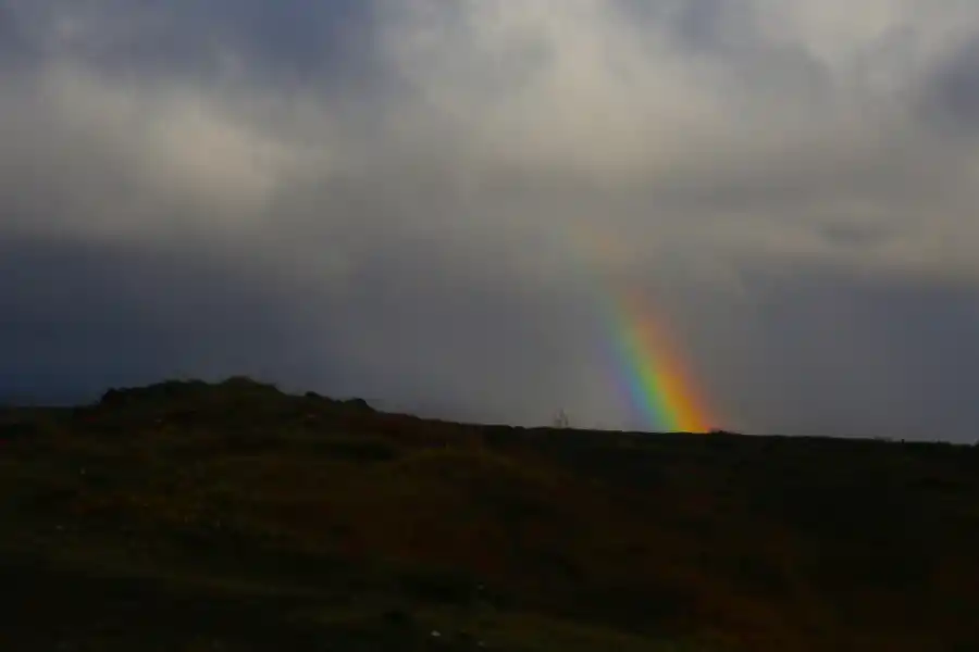 Arcoíris sobre el horizonte en el cráter Kerid.