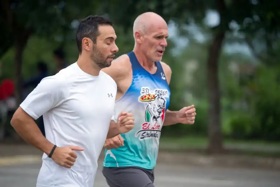 ENTRENAMIENTO. Yapur (derecha) salió a correr para preparse para la travesía en El Cadillal. 