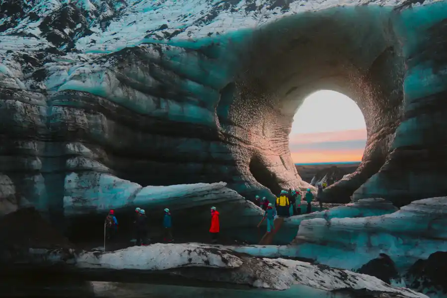 Impresionante cueva de hielo sobre el volcán Katla.