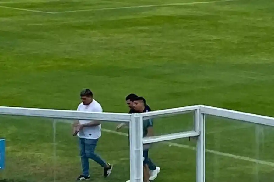 RECORRIENDO EL CAMPO DE JUEGO. El representante del Centro Cristiano “Volver a Dios” asistió, junto a su “hijo espiritual” Rodrigo, antes del duelo con la “lepra”. 