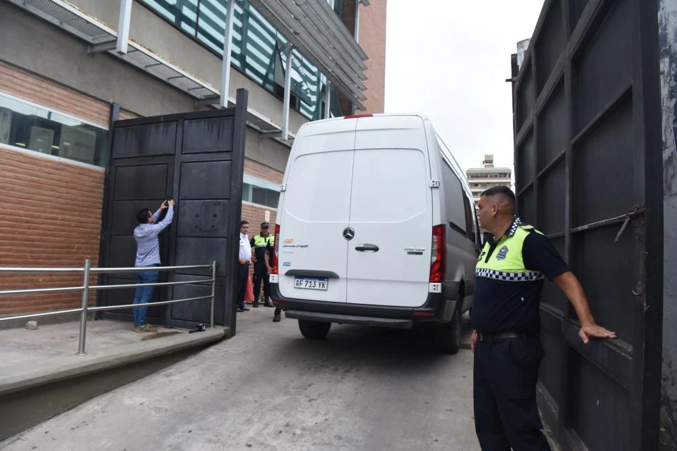 TRASLADO. Los detenidos por el caso fueron trasladados en una camioneta a Tribunales para que presenciaran la última audiencia. 