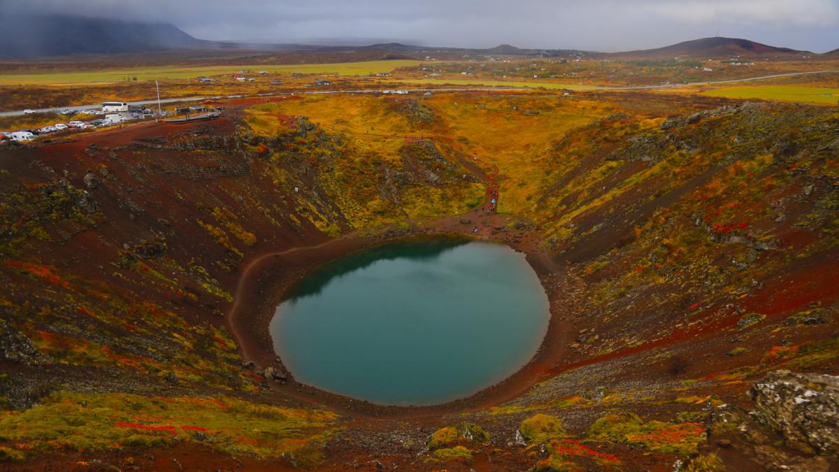 Cráter Kerid, un paisaje impresionante producto de la actividad volcánica del país.