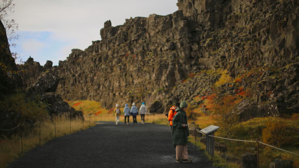 Los imponentes muros basálticos de Thingvellir, donde los vikingos islandeses crearon el primer parlamento europeo.