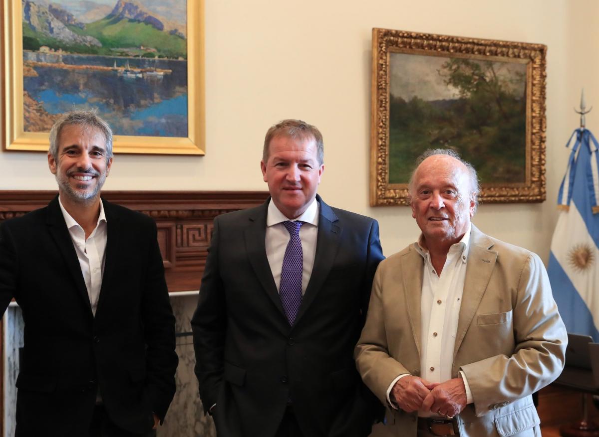 MOMENTOS ANTES DE LA NOTICIA. Los directores de TV Pública y Radio Nacional, Juan Parodi y Héctor Cavallero.