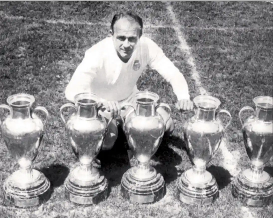 LEYENDA DEL FÚTBOL. Alfredo Di Stéfano ganó seis títulos como DT. Dirigió a Boca, River, Valencia y Real Madrid. 