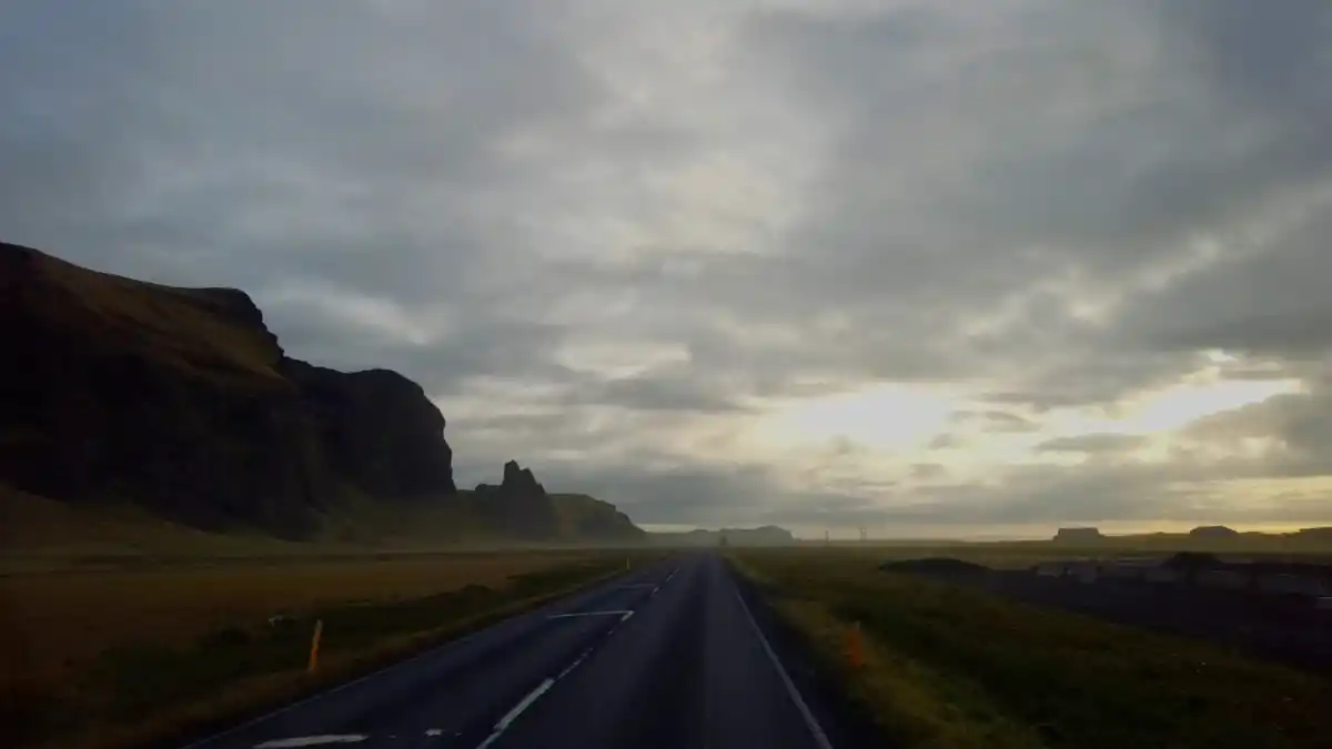 Un imponente paisaje enmarca la ruta camino a las cuevas de hielo.