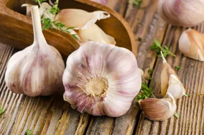 Por este motivo siempre debería poner un ajo detrás de la puerta de casa