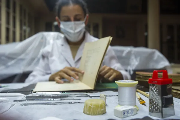 Tras un minucioso trabajo de cirugía, 2.000 valiosos libros vuelven a gozar de buena salud