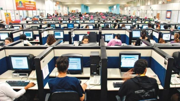 PRIMER EMPLEO. Más de 4.000 jóvenes trabajan en las firmas de call center.
