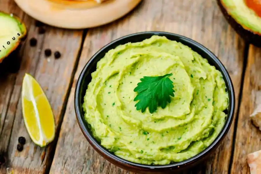 MAYONESA. Procesada con perejil y ajo es una opción excelente.