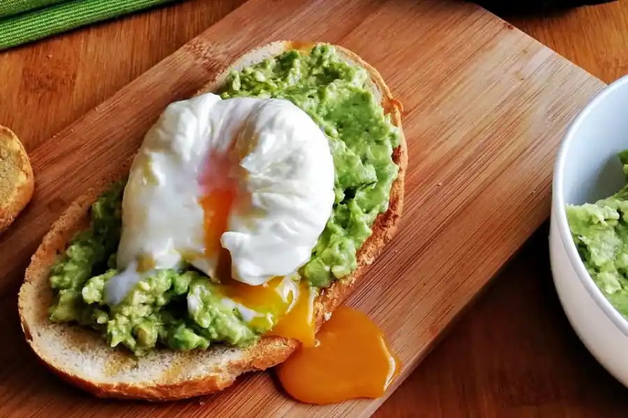 DESAYUNO. Pisada sobre pan tostado y un huevo poché encima.
