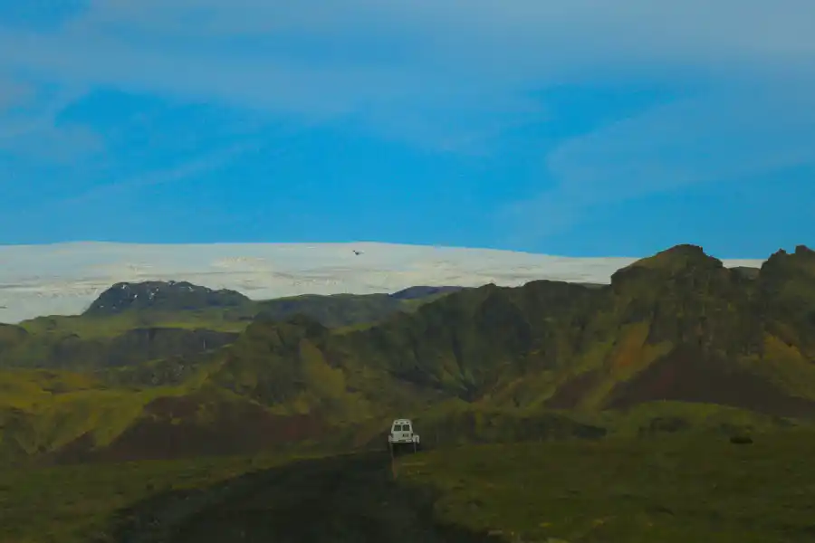 El grupo divisa el lomo blanco del Mýrdalsjökull.