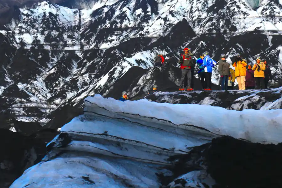 El grupo liderado por el Observatorio Astronómico de Ampimpa camina sobre hielos glaciares.