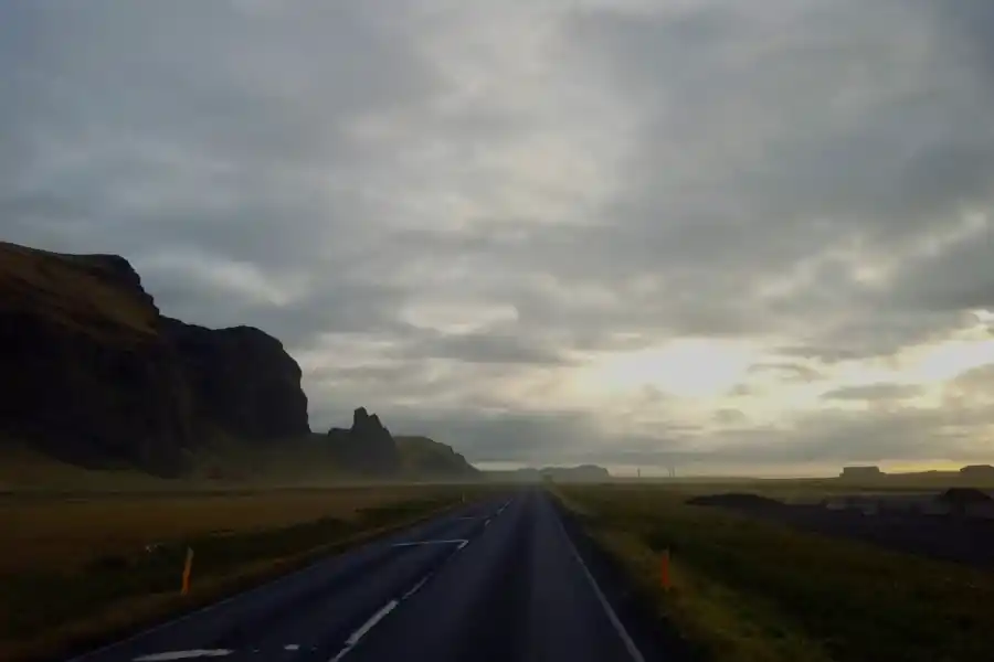 Un imponente paisaje enmarca la ruta camino a las cuevas de hielo.