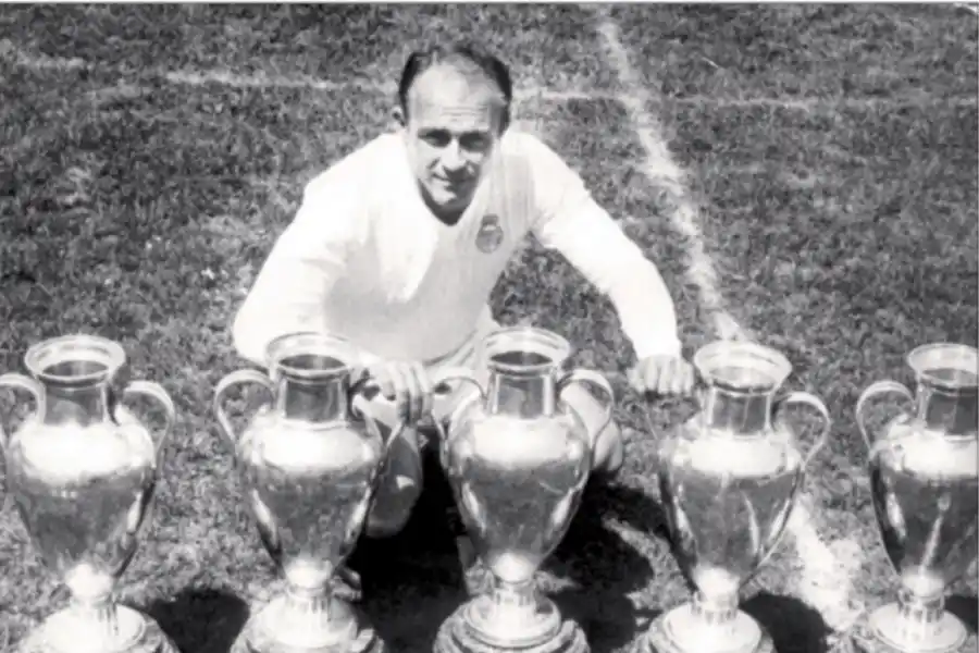 LEYENDA DEL FÚTBOL. Alfredo Di Stéfano ganó seis títulos como DT. Dirigió a Boca, River, Valencia y Real Madrid. 