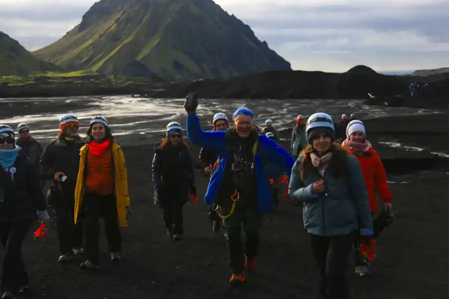 Luego de pedir la bendición de los trolls, el grupo se dirige a la lengua glaciar.
