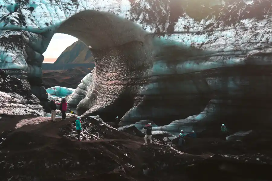 Un óvalo de unos 25 metros abre un paso sobre la pared de hielo.