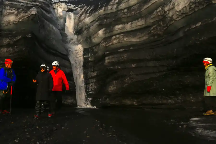 Los viajeros recorren exóticos paisajes de hielo y ceniza volcánica.