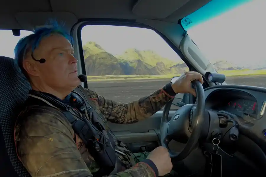 Viggó cuenta historias de su país mientras conduce por un sendero de ceniza volcánica.