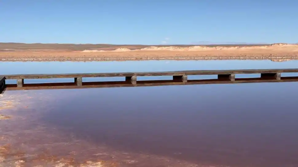 LA OBRA. Los pesados pilotes de la caminería habrían causado el daño.