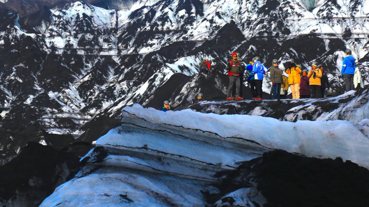 El grupo liderado por el Observatorio Astronómico de Ampimpa camina sobre hielos glaciares.