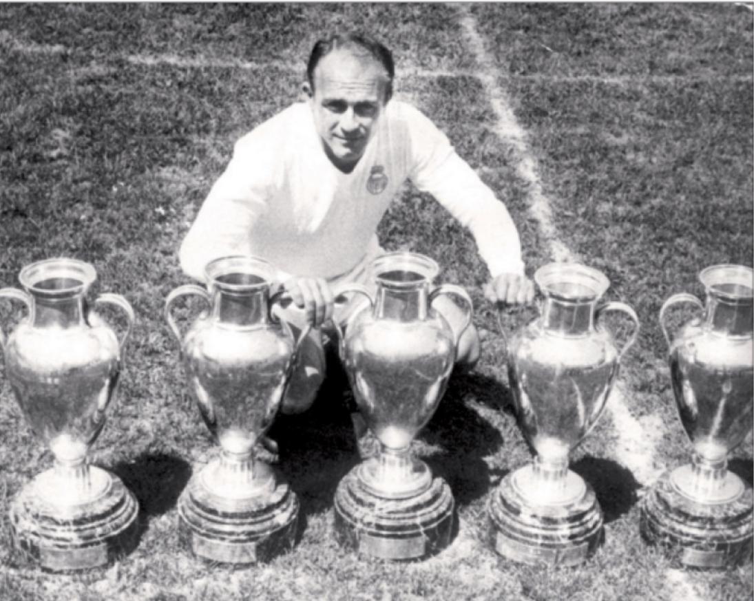 LEYENDA DEL FÚTBOL. Alfredo Di Stéfano ganó seis títulos como DT. Dirigió a Boca, River, Valencia y Real Madrid. 