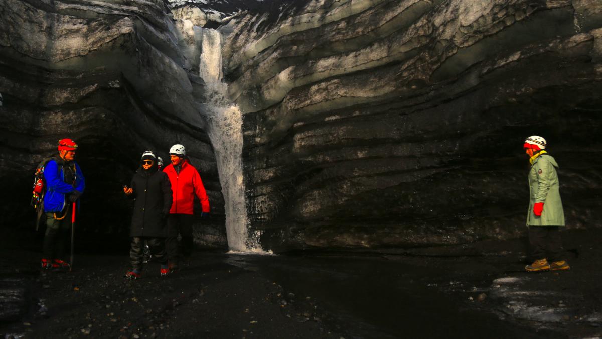 Los viajeros recorren exóticos paisajes de hielo y ceniza volcánica.